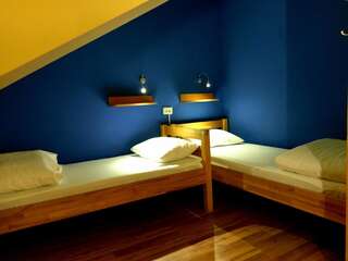 Хостелы DREAM Hostel Poltava Полтава Кровать в общем номере смешанного типа на 7 гостей-8