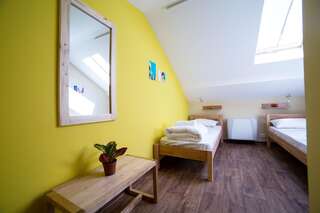 Хостелы DREAM Hostel Poltava Полтава Двухместный номер с 2 отдельными кроватями и общей ванной комнатой-1