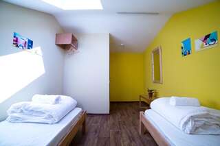 Хостелы DREAM Hostel Poltava Полтава Двухместный номер с 2 отдельными кроватями и общей ванной комнатой-2
